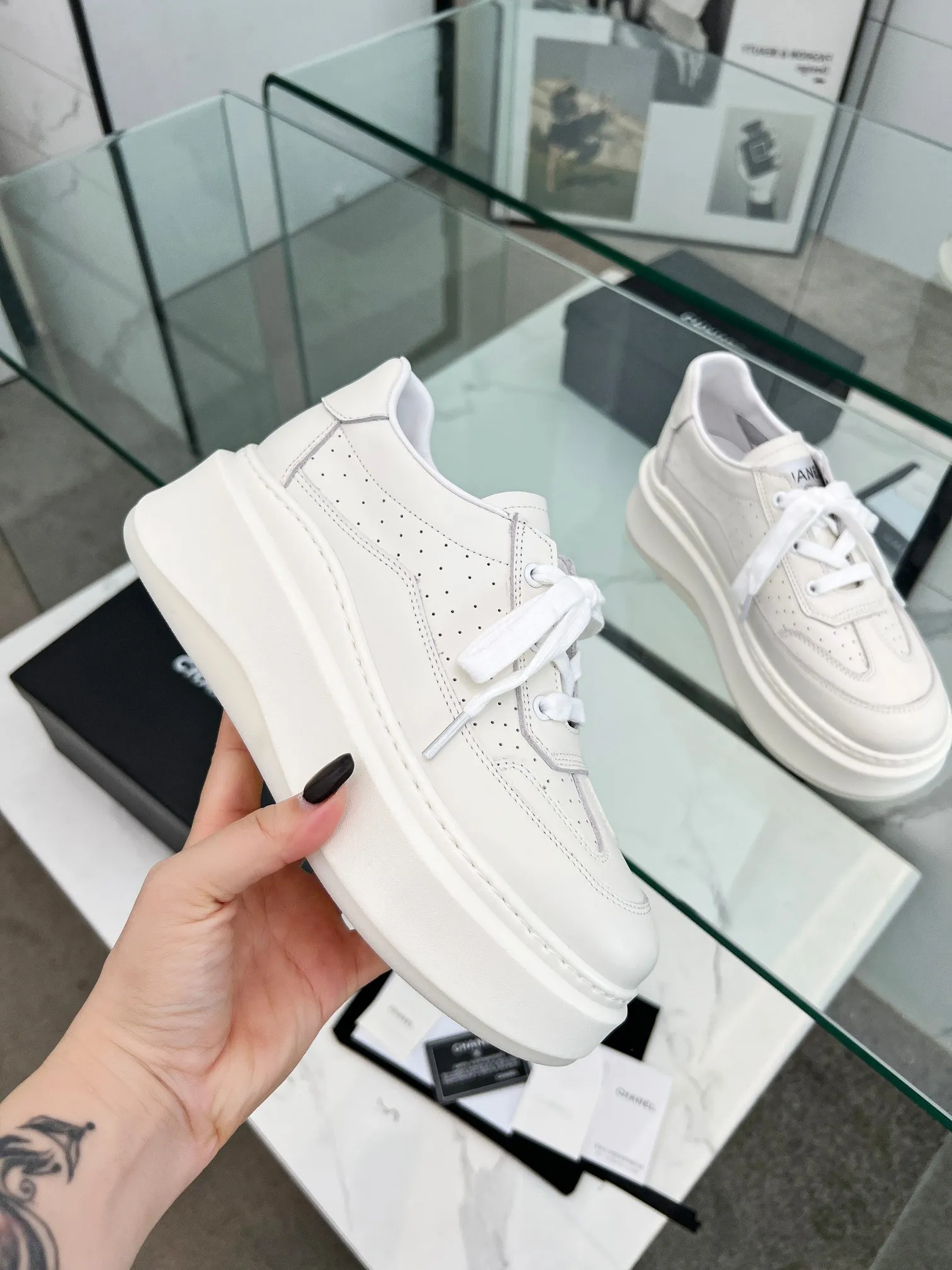 👟👟Ex-factory price 540👟👟 Super popular - Chanel Chanel 2024 new casual sports shoes and sneakers, hard to find in the counter. Super beautiful color, very versatile, super comfortable, full of little fragrance, classic, durable and versatile, with spliced upper materials, real cowhide, sheepskin lining, original pU+Tpa sole, good resilience, Wear light, white, white and black, white and yellow code number: 35-40